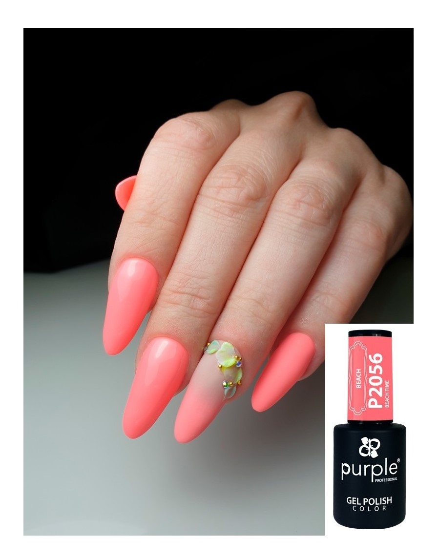 Mãos com unhas coral fosco e frasco de verniz gel preto purple P2056