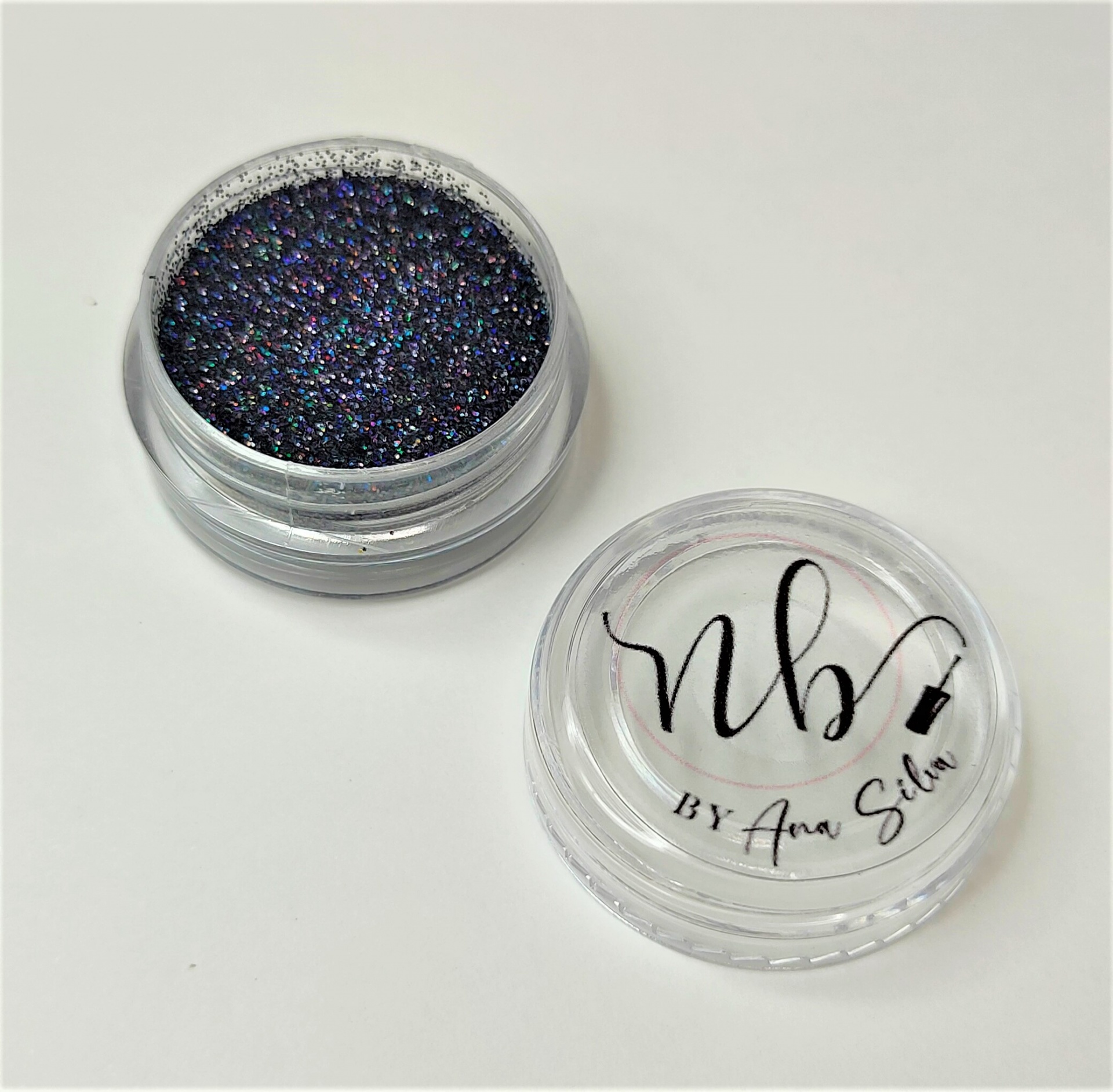 Pote com glitter preto e azul brilhante e tampa transparente com texto nb BY Ana Silva