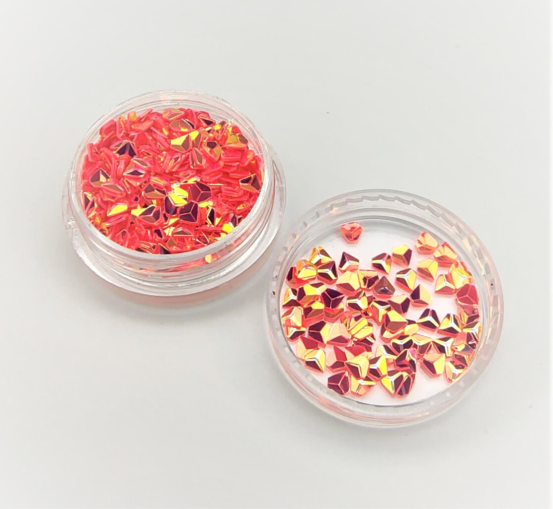 Recipientes pequenos com lantejoulas vermelhas em forma de coração