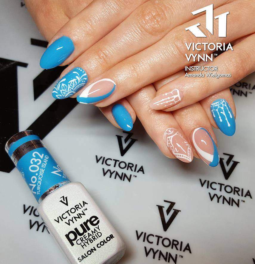 Unhas decoradas azul e branco Victoria Vynn com verniz