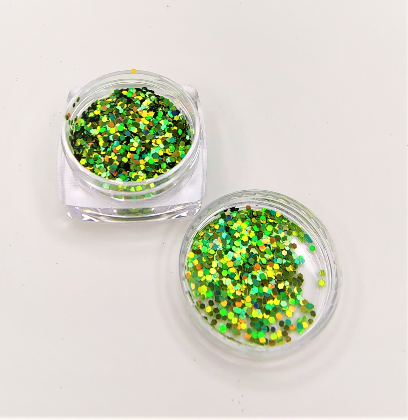 Recipientes transparentes com glitter colorido verde, amarelo e dourado