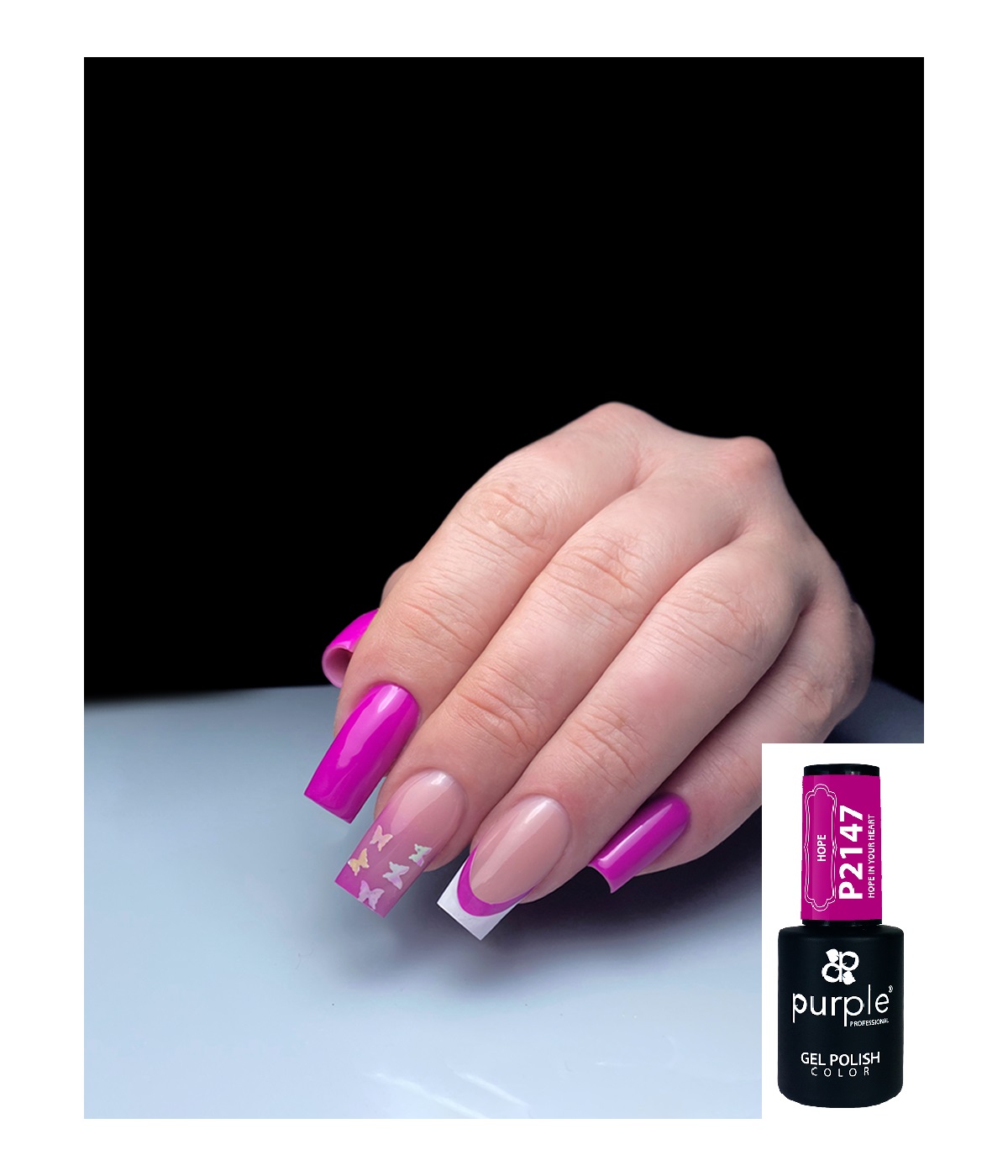 Mão com unhas postiças rosas e decoradas com frasco de esmalte gel preto e rosa