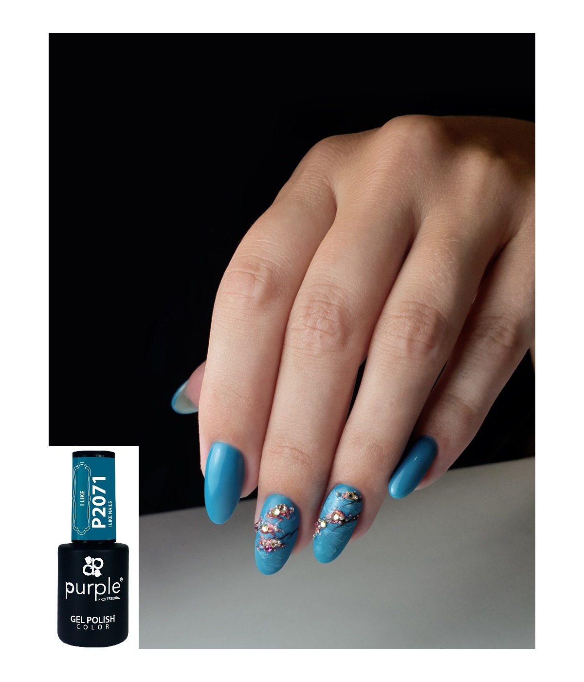 Unha feminina com verniz azul turquesa e decoração floral com pedras.