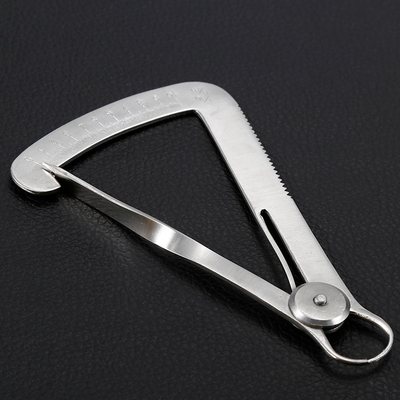 Calibrador de gordura corporal metálico prateado com marcações em milímetros