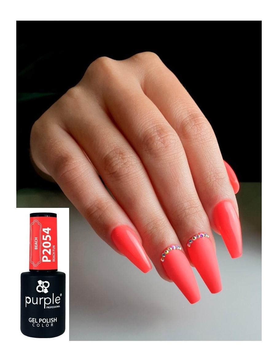 Mão com unhas cor coral decoradas com pedras brilhantes e frasco de verniz em gel Purple P2054