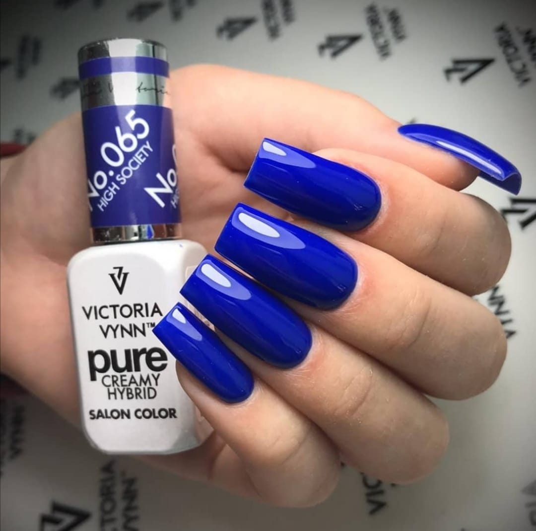 Esmalte de unhas azul vibrante Victoria Vynn com unhas compridas aplicadas