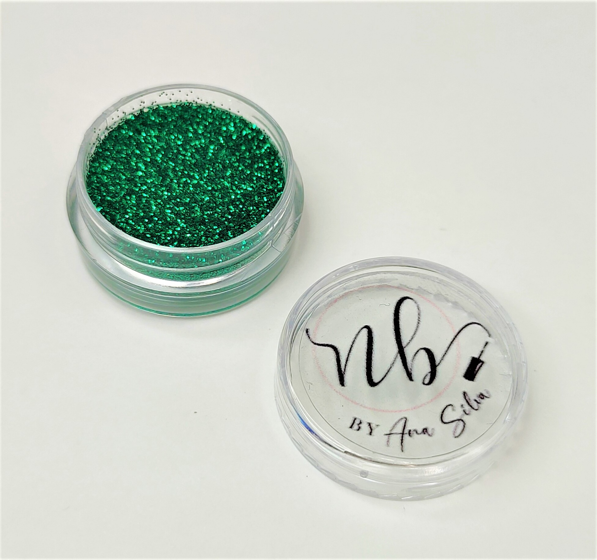 Pote plástico transparente com purpurina verde e tampa com texto NB BY Ana Sofia