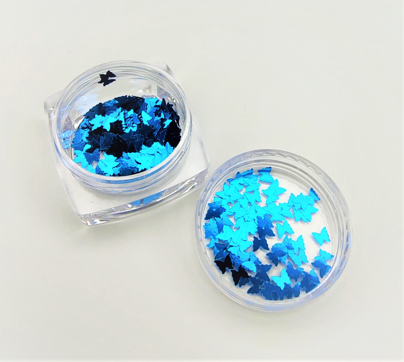 Frascos transparentes com glitter em forma de borboletas azuis
