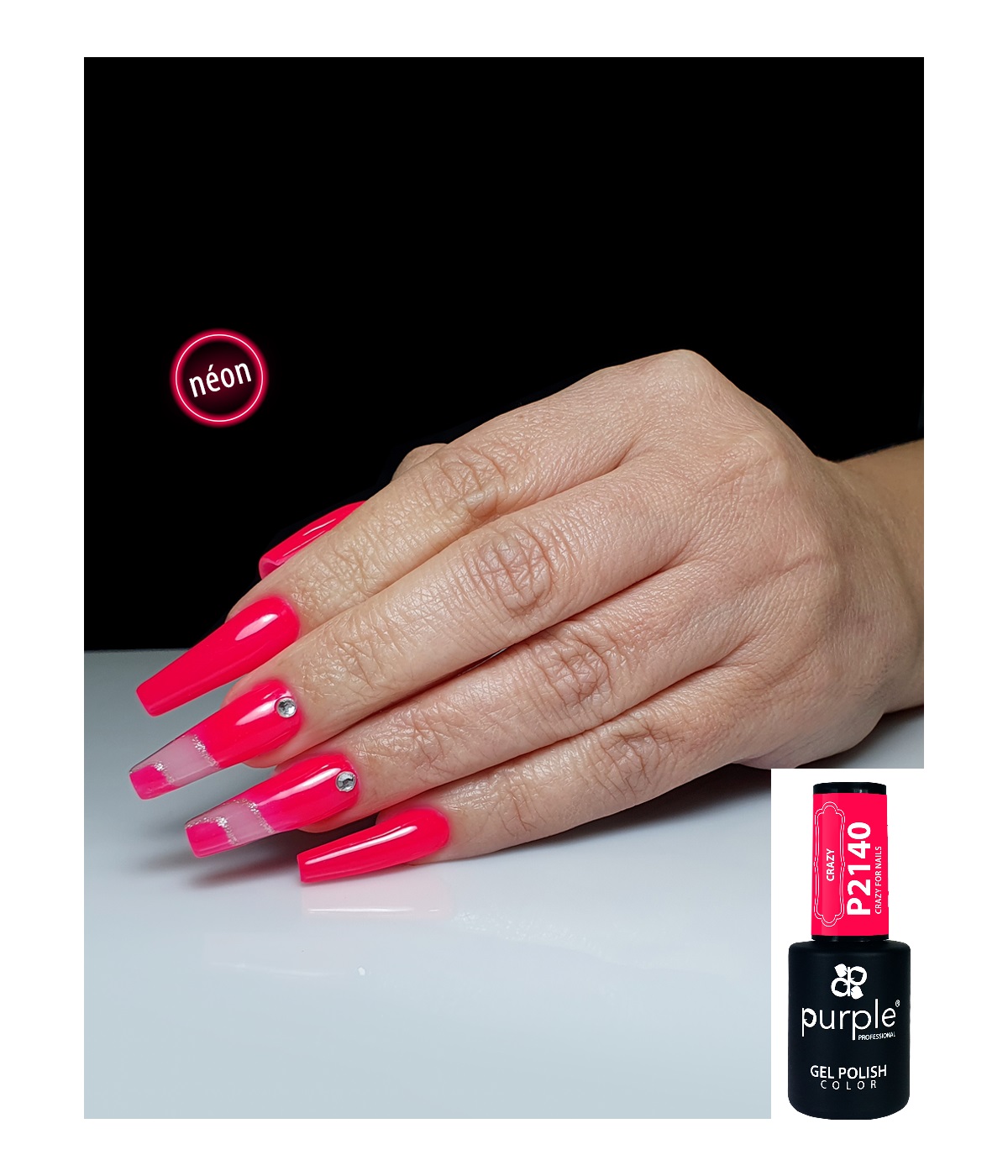 Unhas compridas em gel rosa néon com decoração transparente e pedrinhas e frasco de verniz púrpura