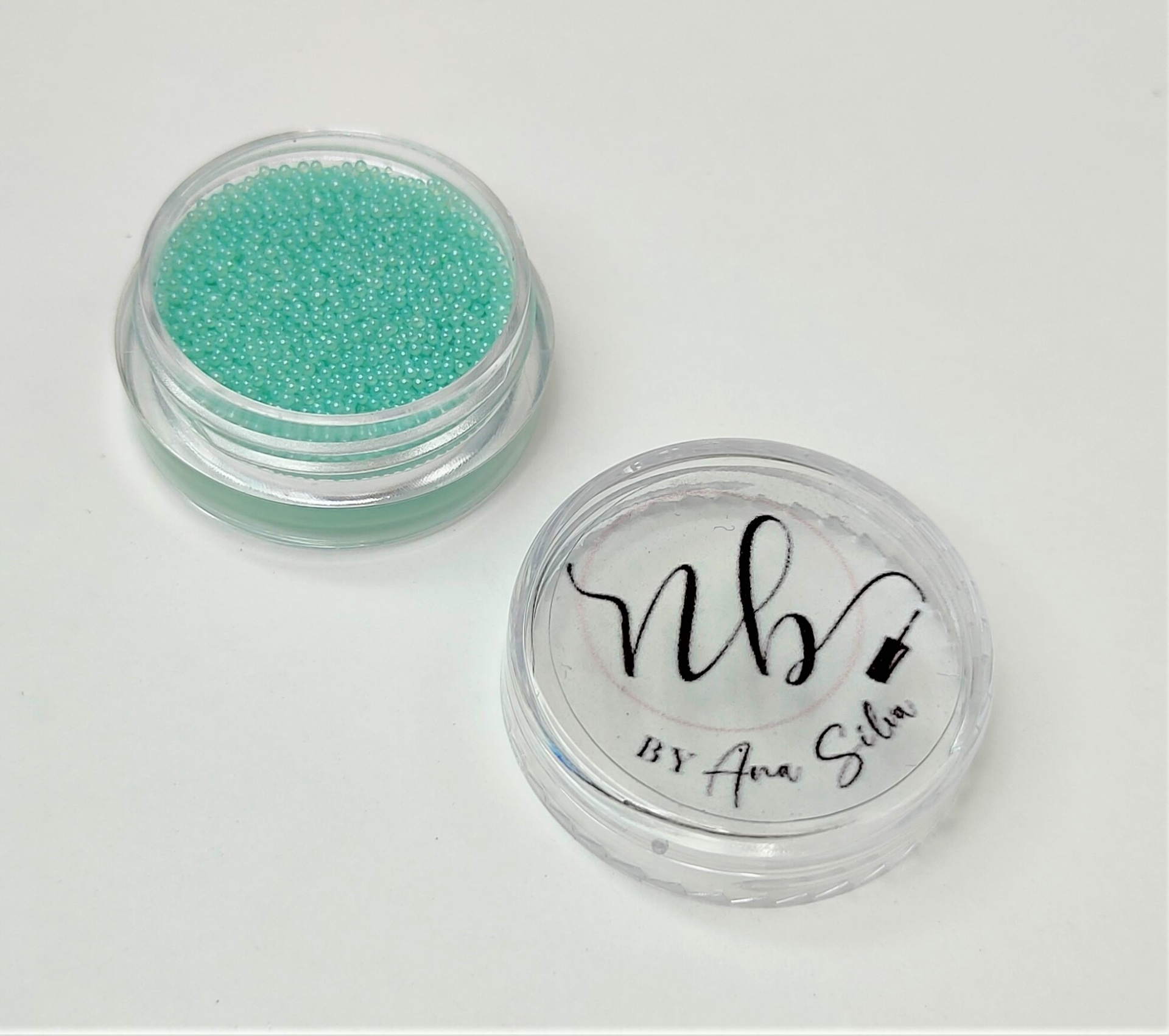 Frasco transparente com miçangas turquesa e tampa com texto nb BY Ana Silva