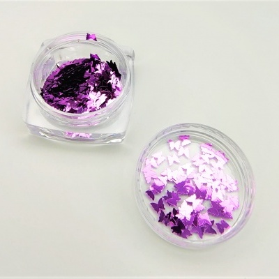 Glitter em forma de borboletas lilás e roxo em caixas transparentes.