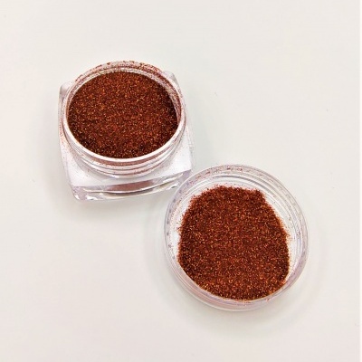 Pó de glitter castanho num frasco de plástico transparente com tampa ao lado