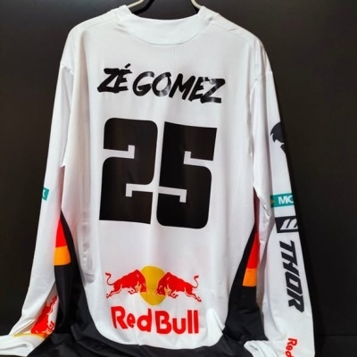 Camisola desportiva branca com números 25 e nome ZÉ GOMEZ