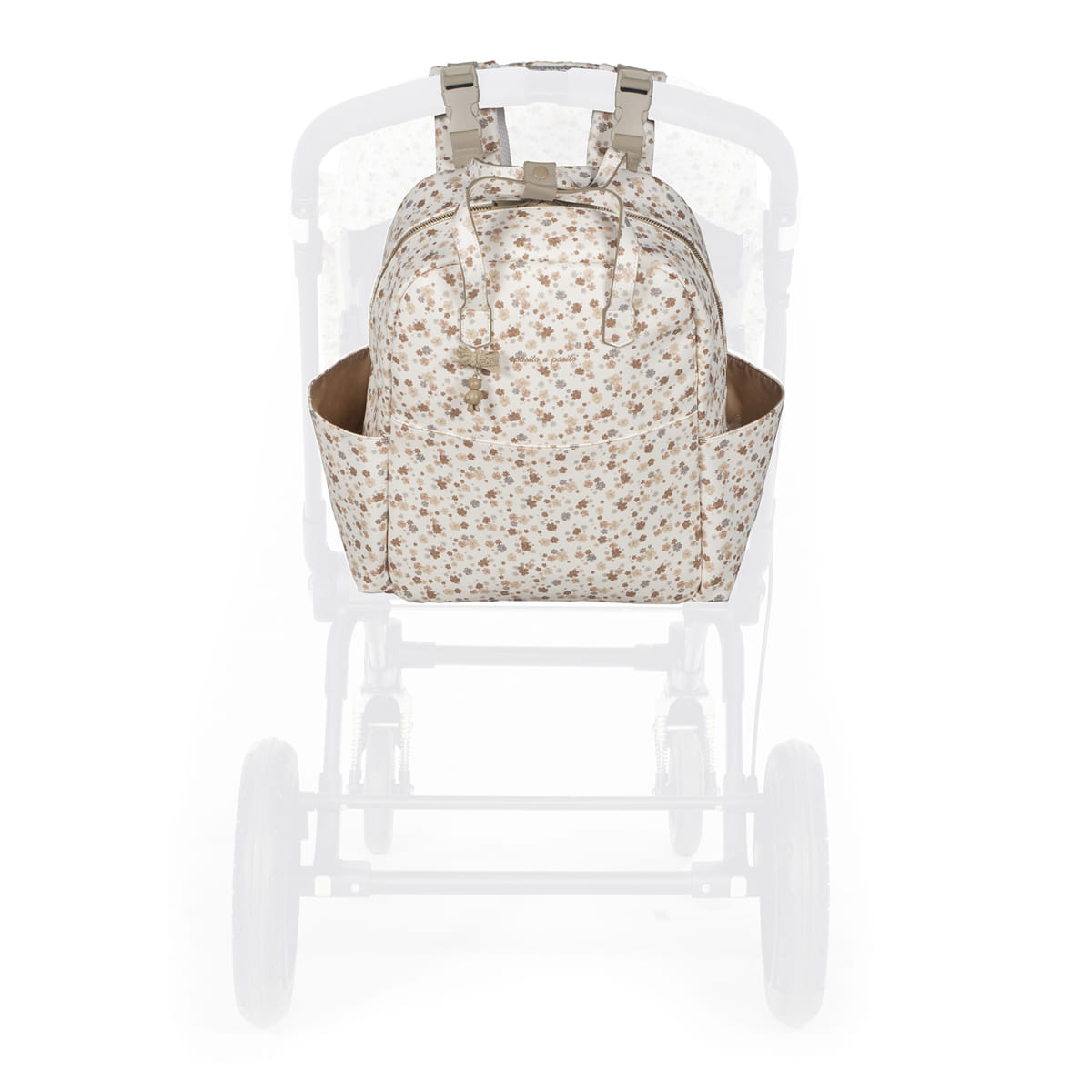 Mochila floral bege e castanha em carrinho de bebé branco