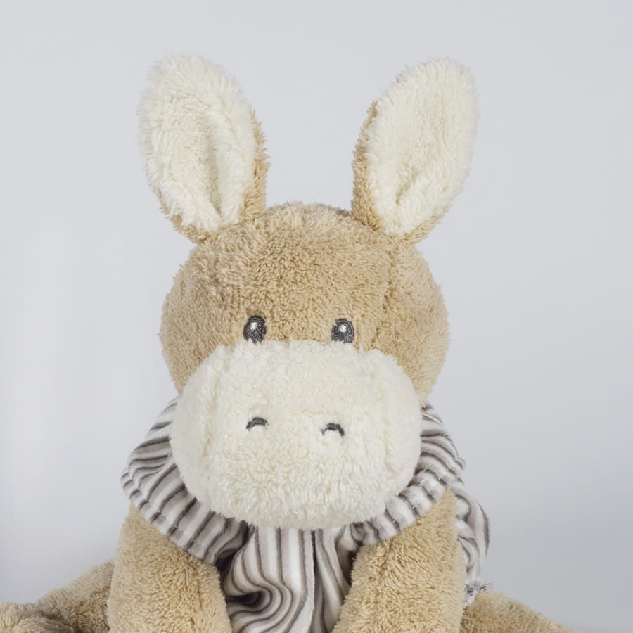 Pelúcia de burro castanho com cachecol riscado cinza e branco