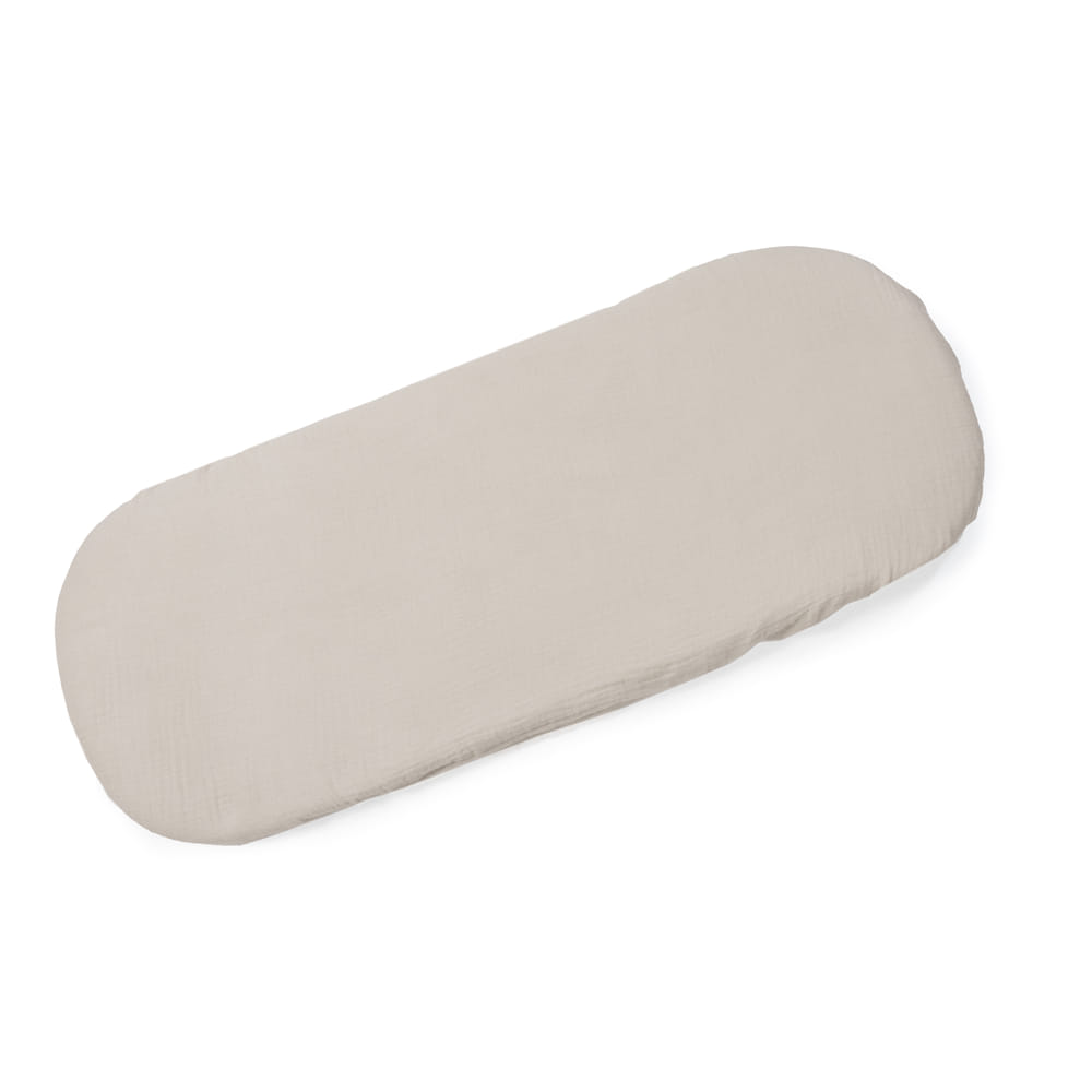 Almofada cinza claro retangular com bordas arredondadas em fundo branco