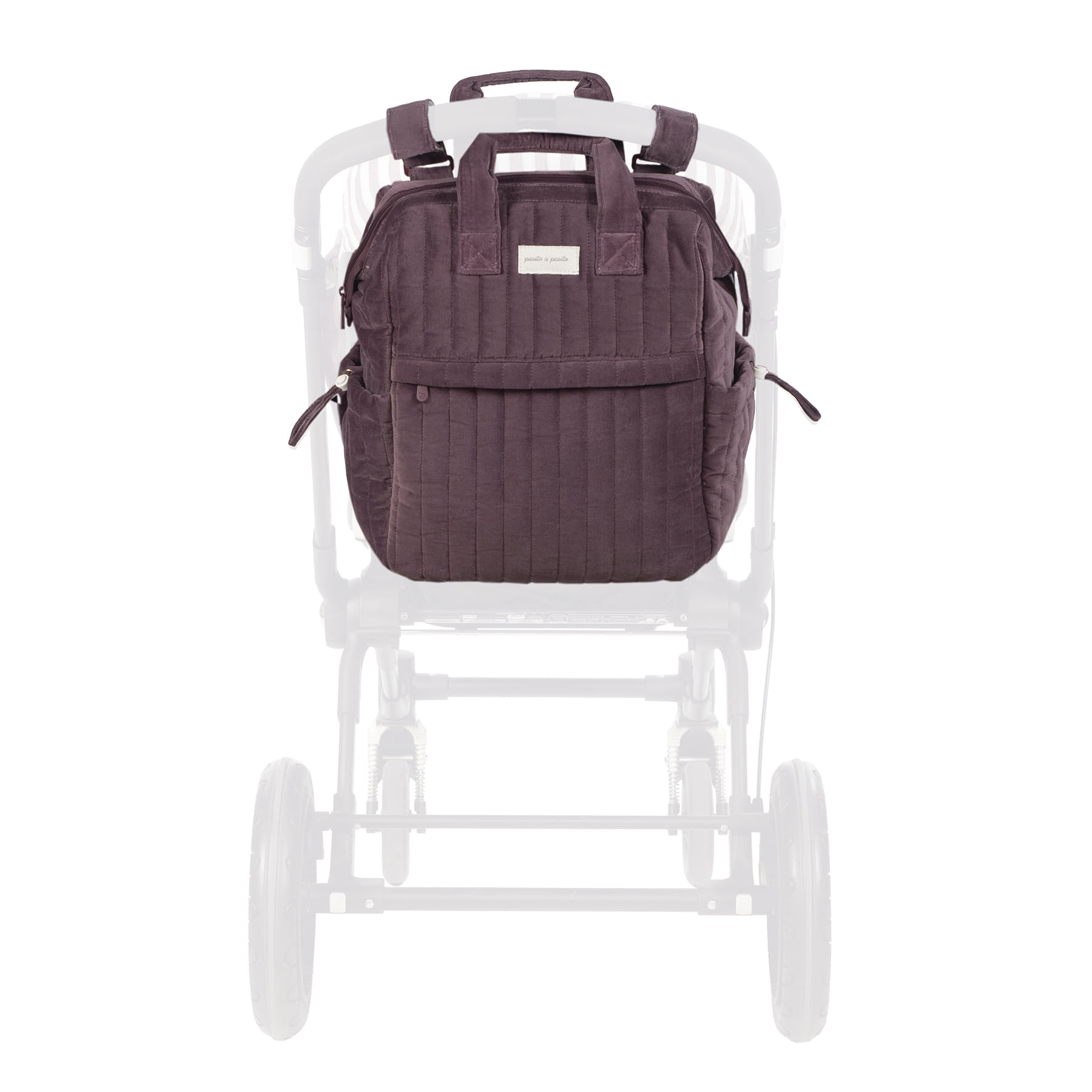 Mochila castanha acolchoada pendurada na estrutura de um carrinho de bebé