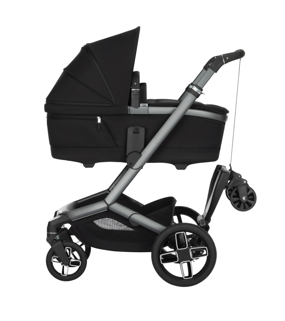 Carrinho de bebé preto com estrutura prateada e rodas