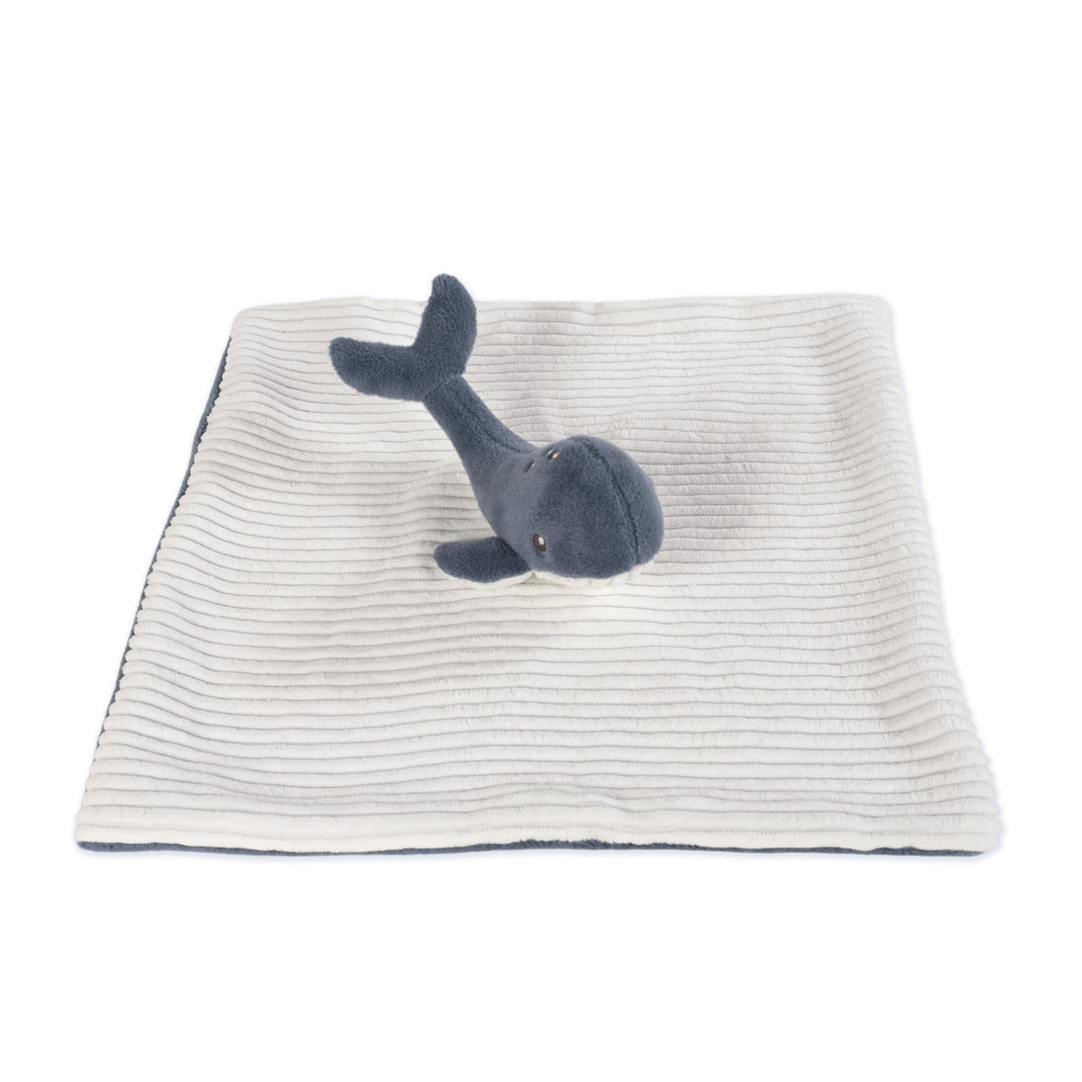 Tapete branco com textura canelada e peluche de baleia azul escuro