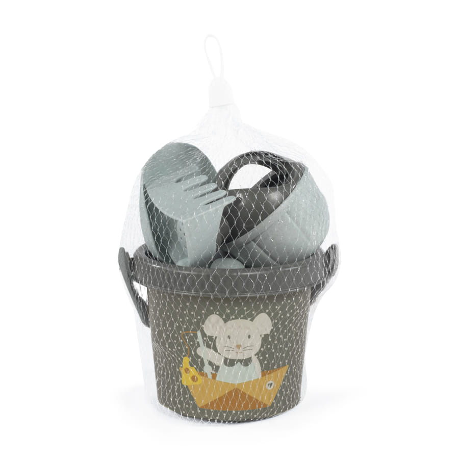 Conjunto de brinquedos para praia embalado numa rede.