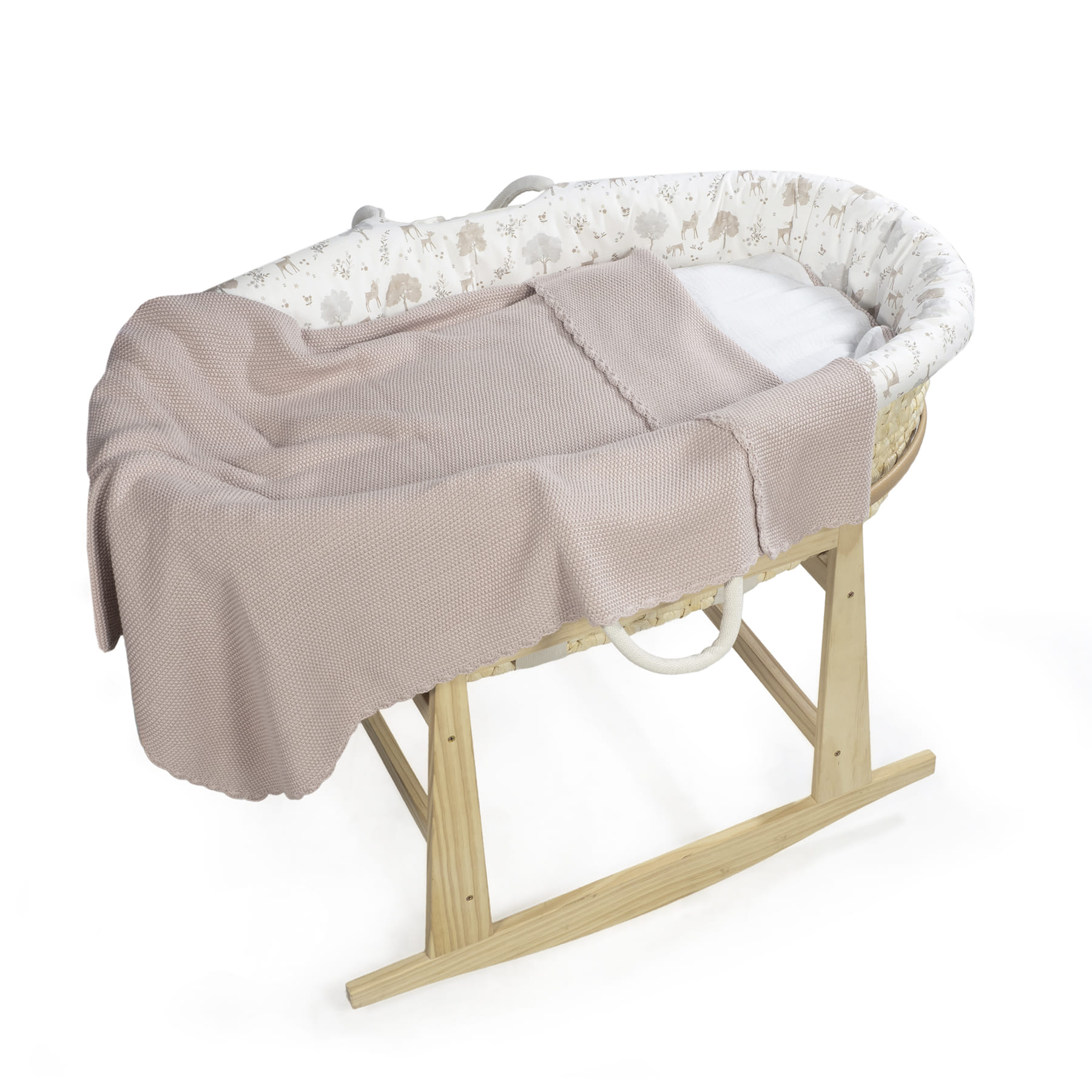 Berço de bebé com tecido branco padrão animais e cobertor bege