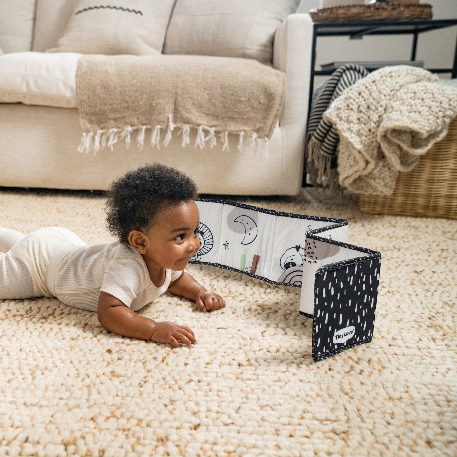 Tiny Love Primeiro livro frente e verso Black & White