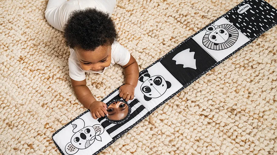 Tiny Love Primeiro livro frente e verso Black & White