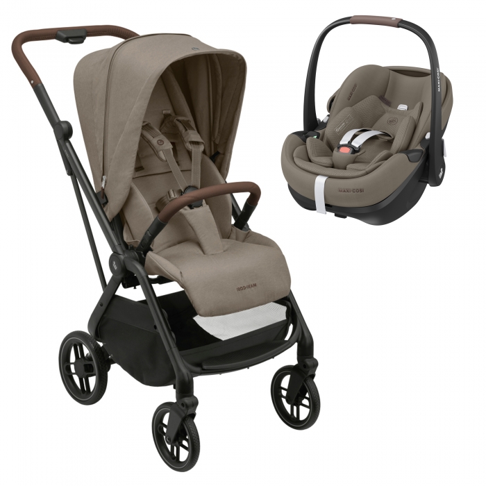 Carrinho de bebé com alcofa bege e estrutura preta com detalhes castanhos