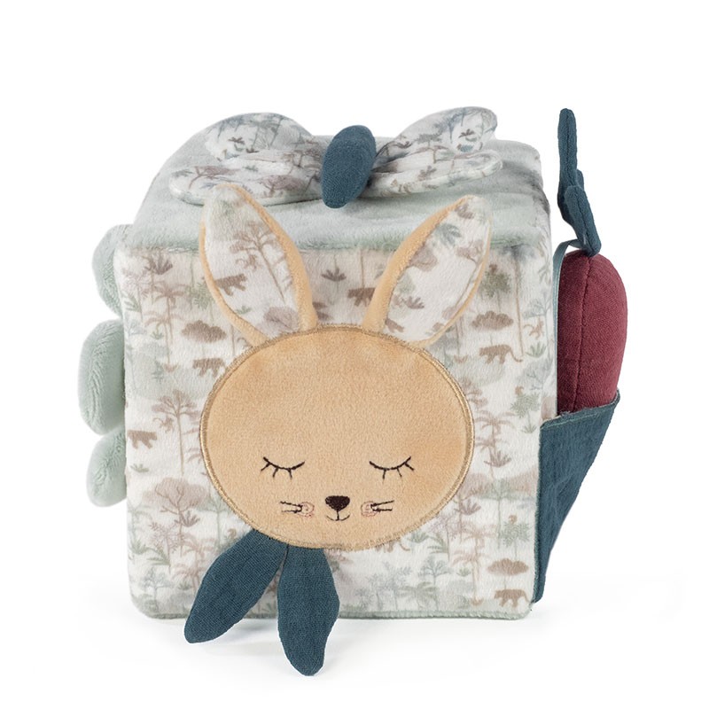 Cubinho de pelúcia com rosto de coelho e estampa de animais