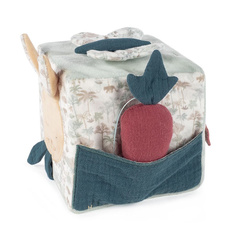 Cubo macio de tecido com padrão de folhas e coelhos, com cenoura de pano azul e vermelha