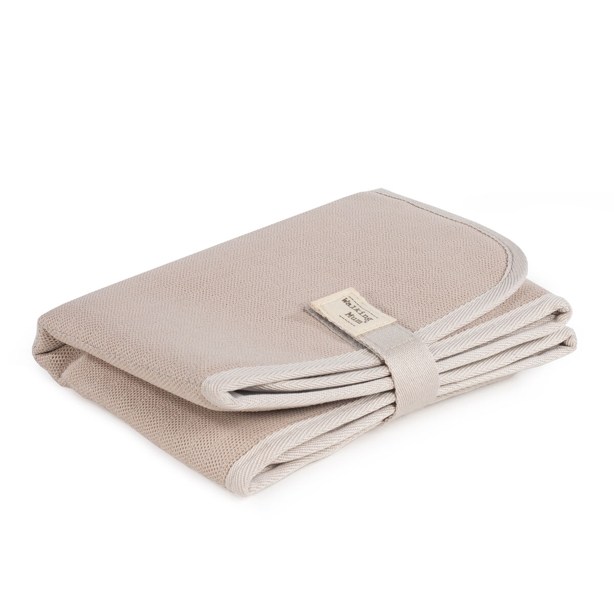 Carteira ou mala dobrada de tecido bege com rótulo