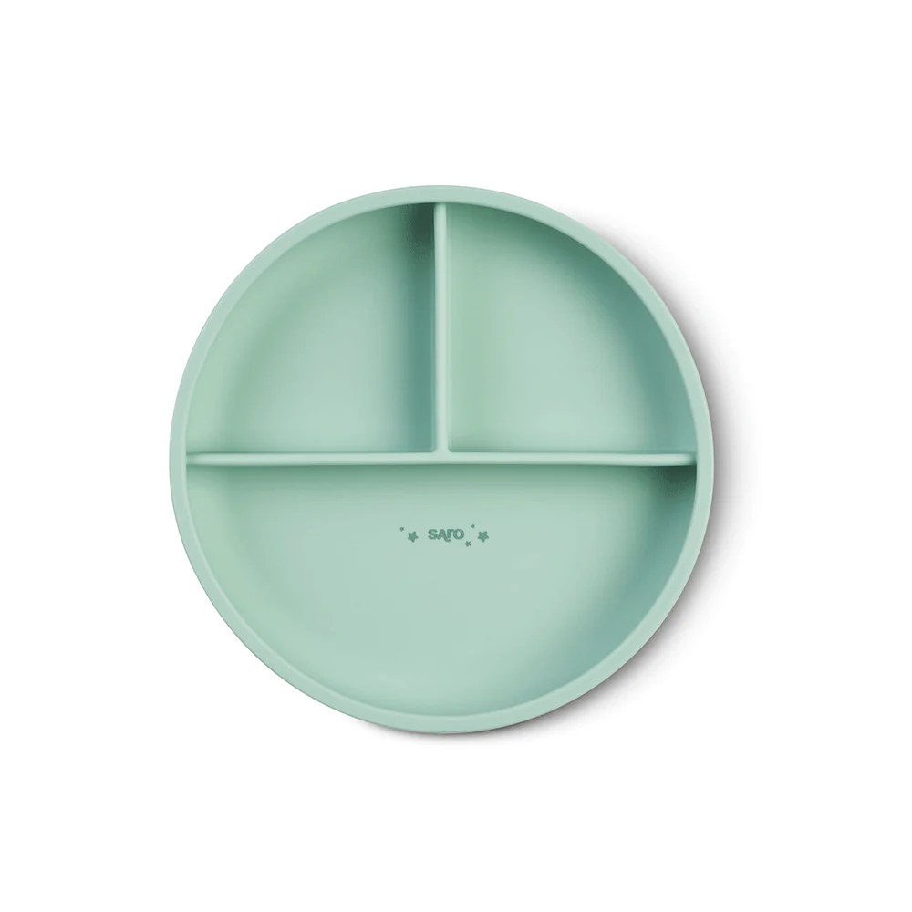 Prato redondo verde claro com três divisórias e texto '* SAPO *' no centro