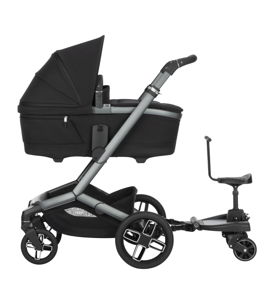 Carrinho de bebé cinzento e preto com plataforma e assento para criança