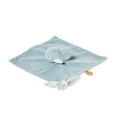 Manta azul claro com elefante de peluche e elementos texturizados