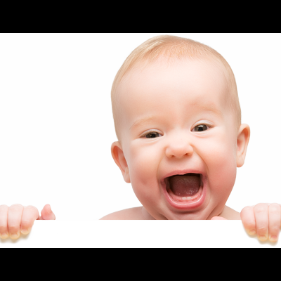 Bebé sorridente segurando uma superfície preta com fundo branco