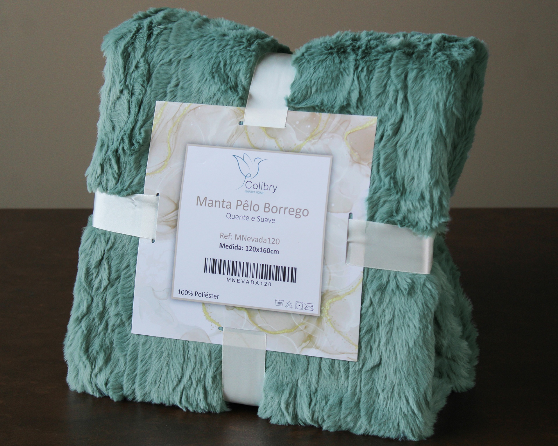 Manta de pelo borrego verde agua enrolada com etiqueta