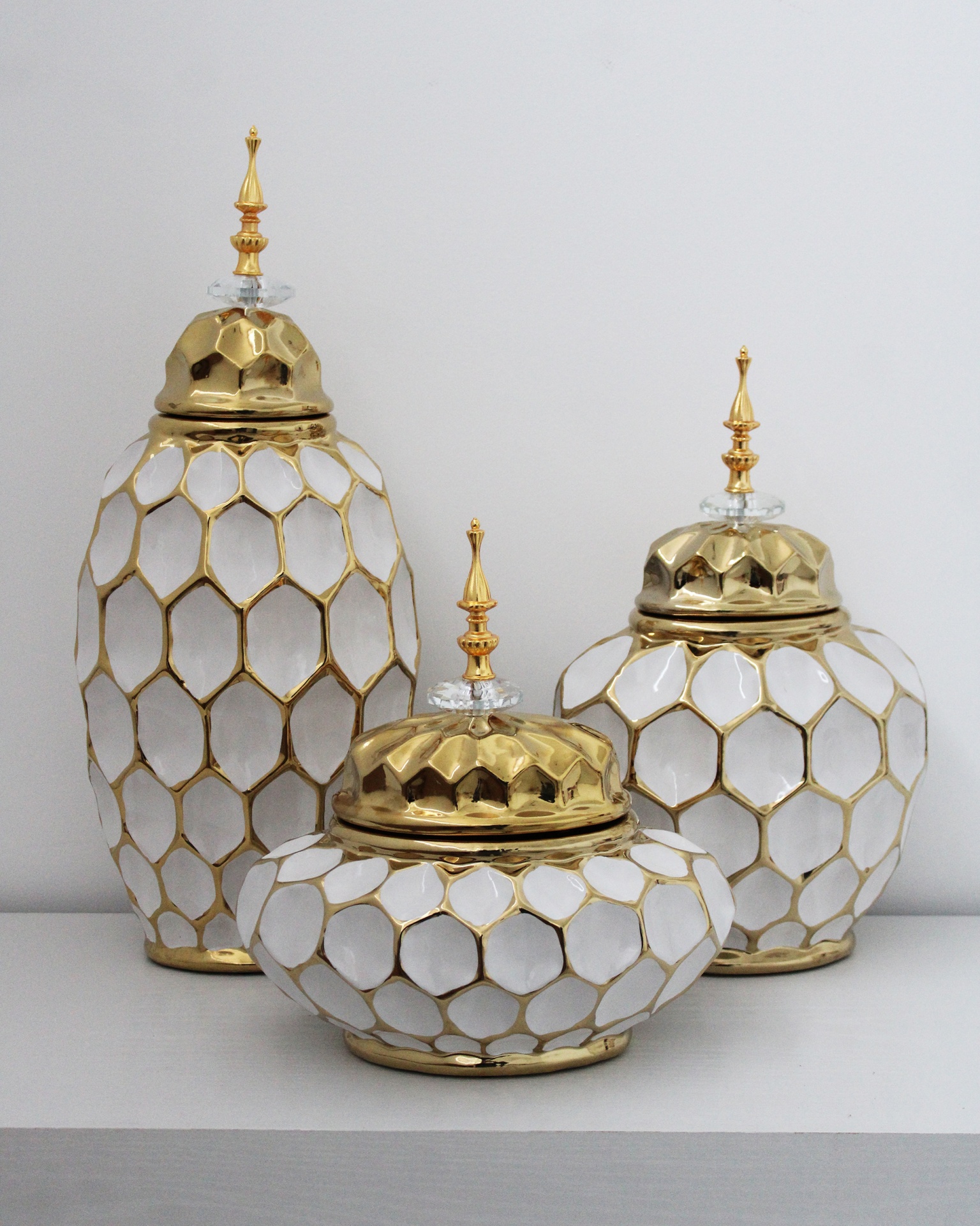 Potes branco e dourado com tampa