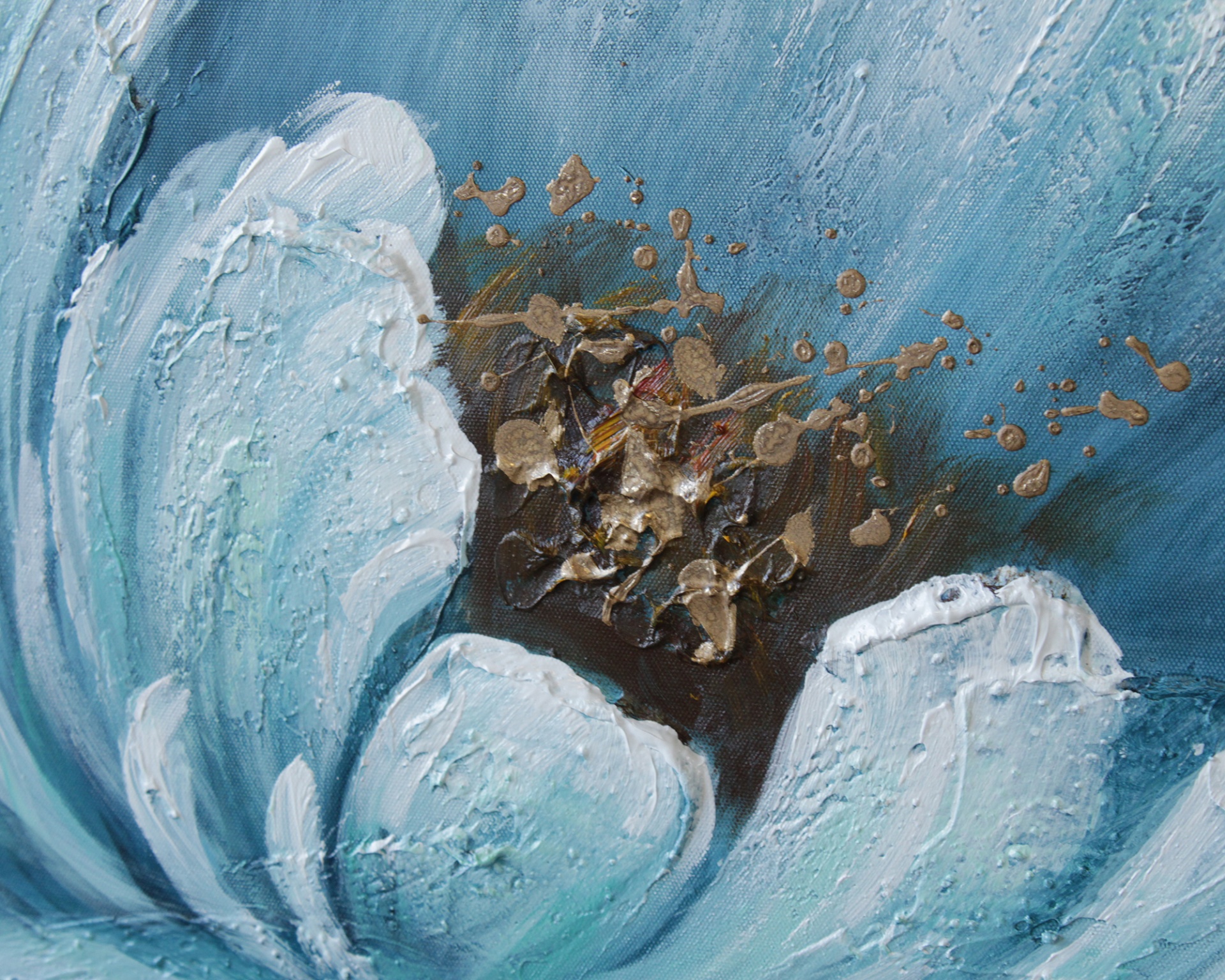 pintura em tela de flor azul com textura espessa e centro castanho