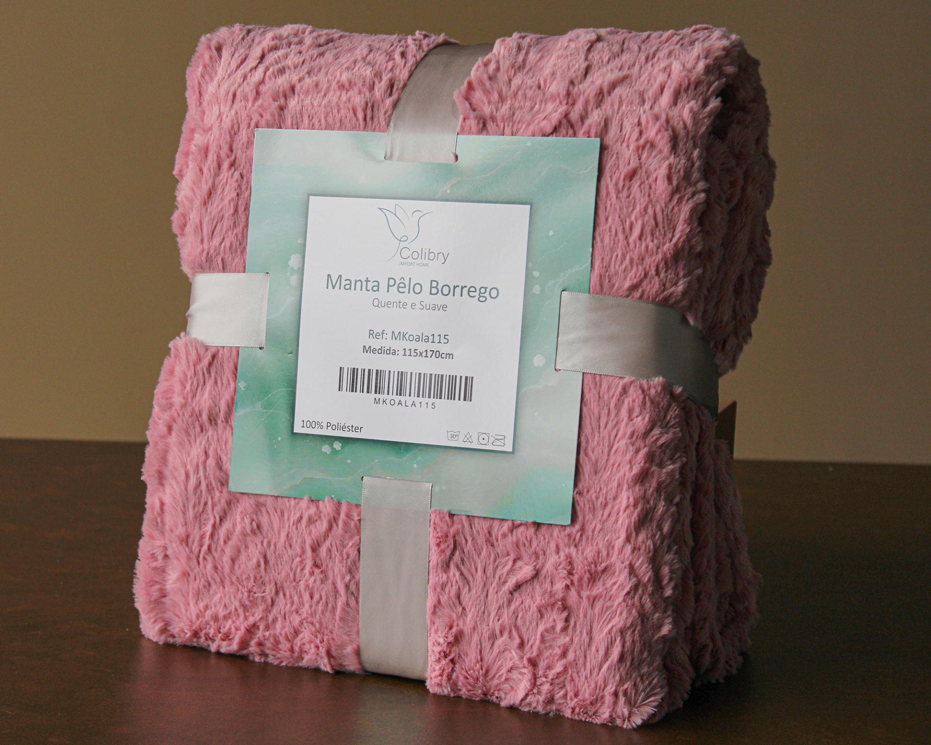 Manta rosa de pelo tipo borrego embalada com etiqueta