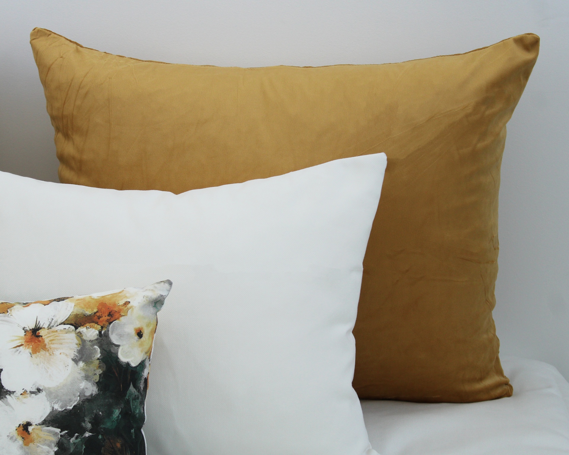 Conjunto de almofadas com veludo dourado, branca lisa e flores coloridas