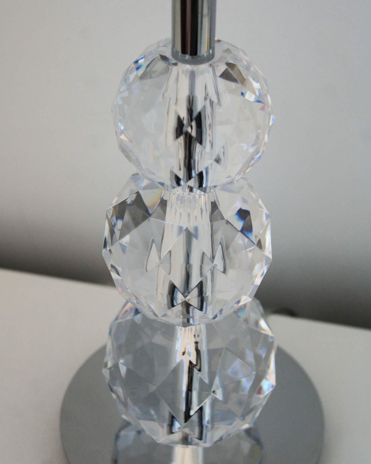 Candeeiro com estrutura metálica e esferas de cristal facetadas.