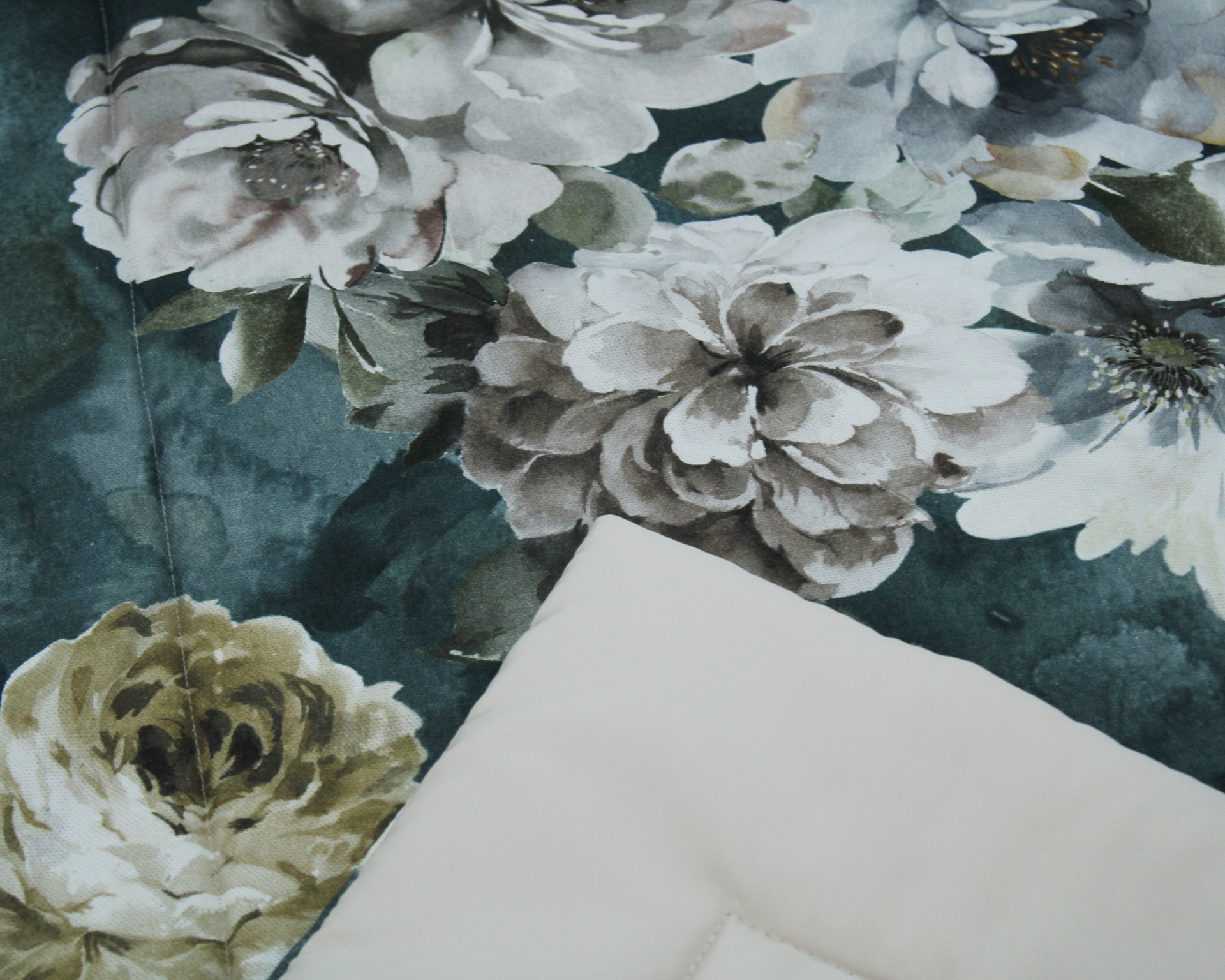 Tecido estampado floral com tecido branco liso