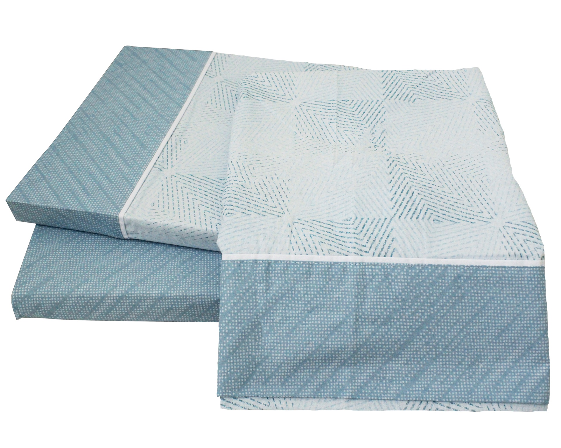 Jogo de cama azul claro e branco com padrões geométricos