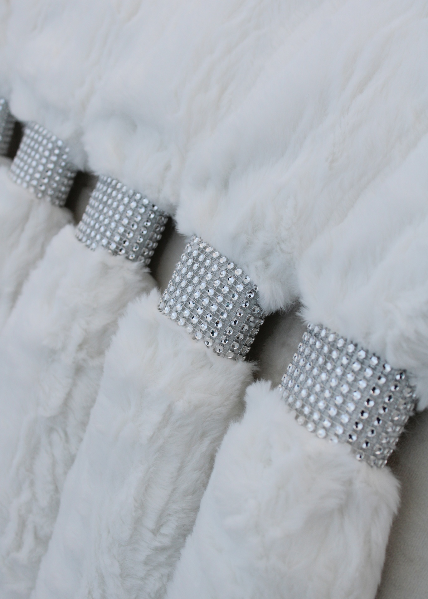 Tecido branco felpudo com faixas prateadas brilhantes