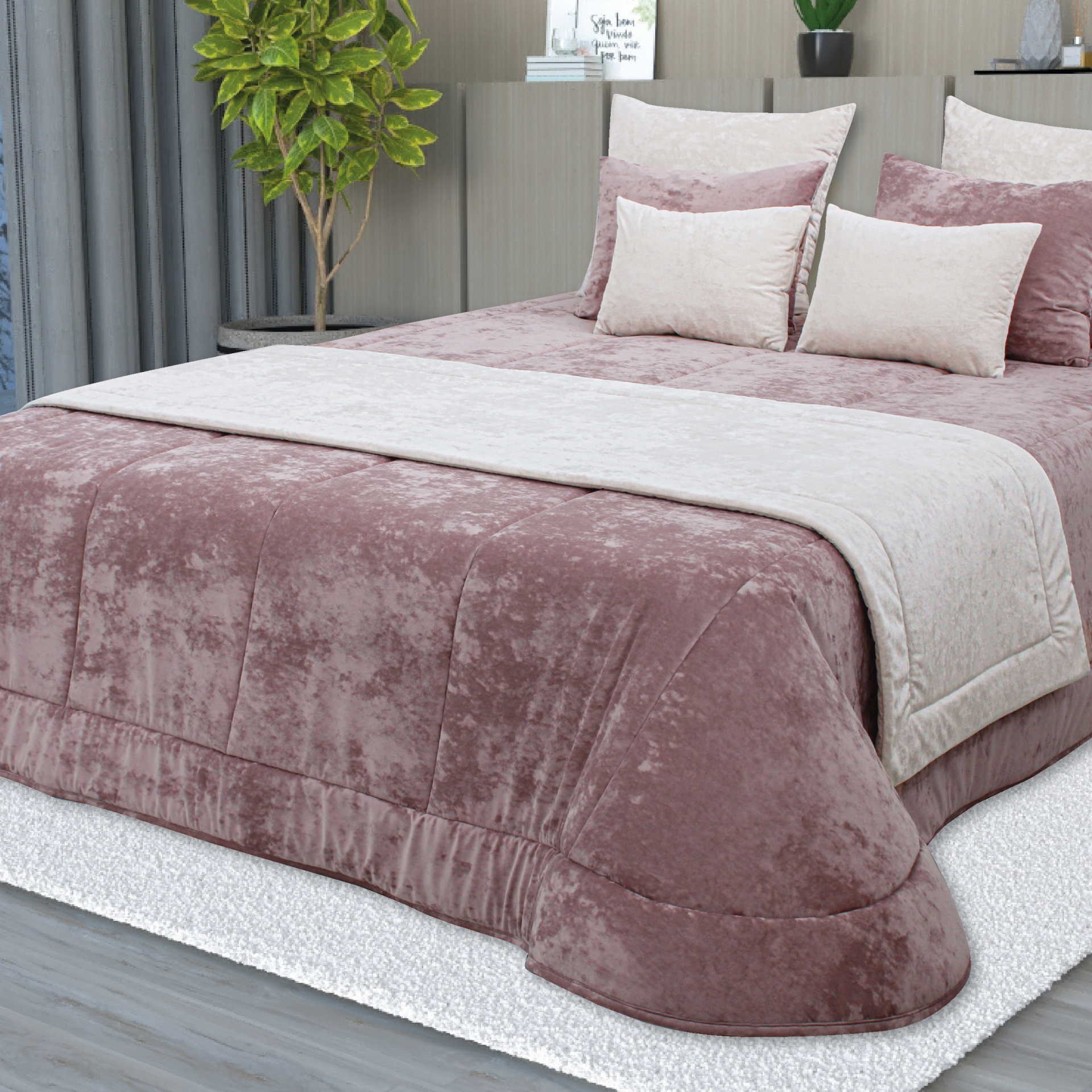 Roupas de cama rosa claro e bege numa cama moderna com planta verde e cortinas cinzentas