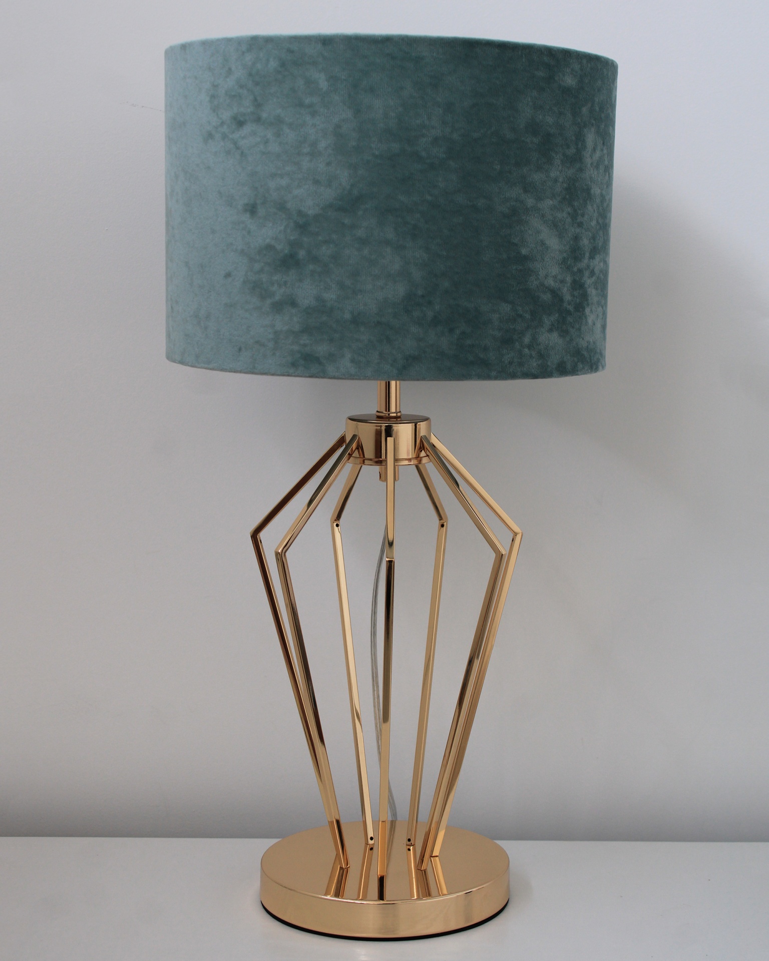 Candeeiro de mesa com base dourada geométrica e cúpula verde aveludada