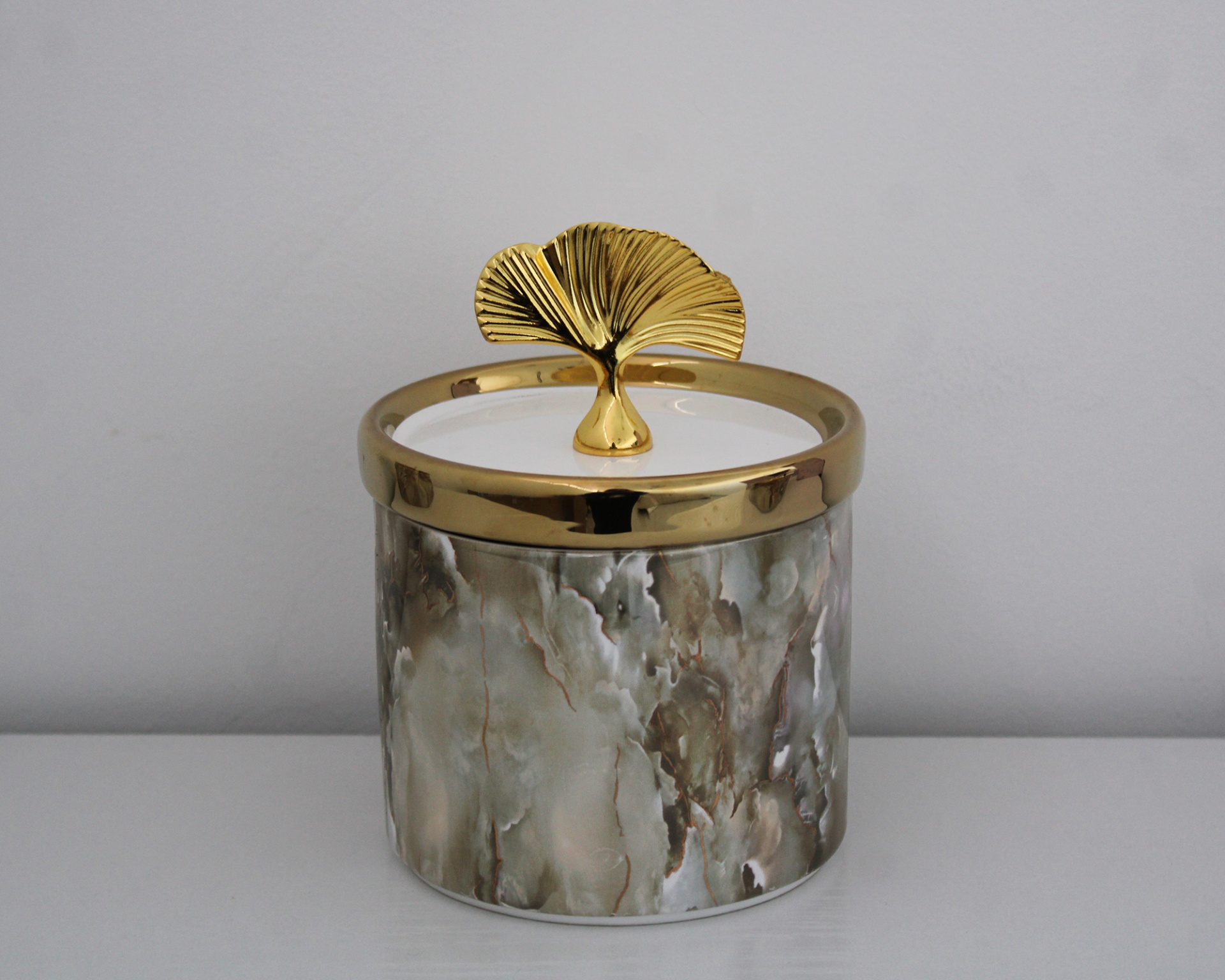 Potes Decorativos com Tampa Dourada e Detalhe em Folha