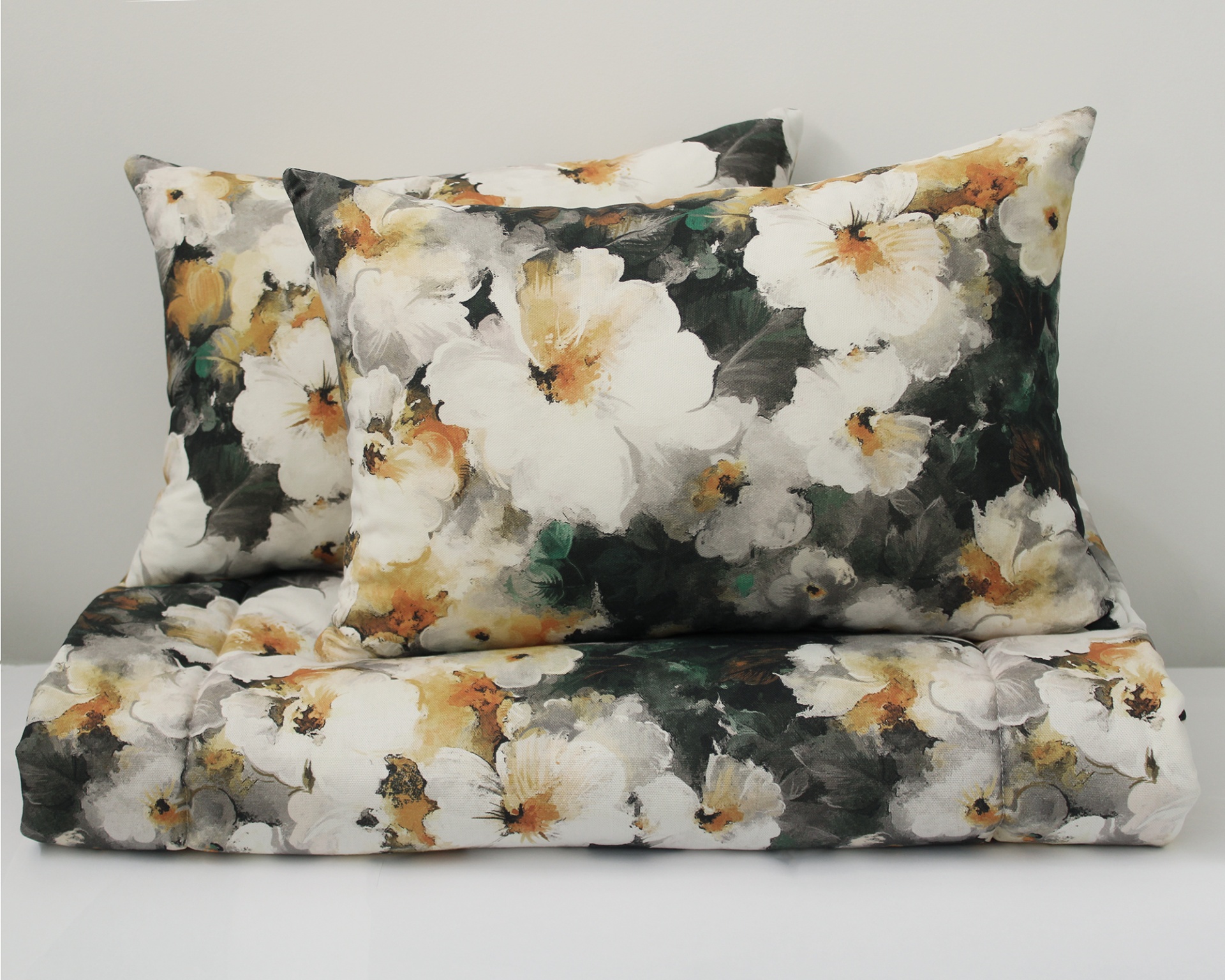 conjunto de roupa de cama floral com fronhas e almofada