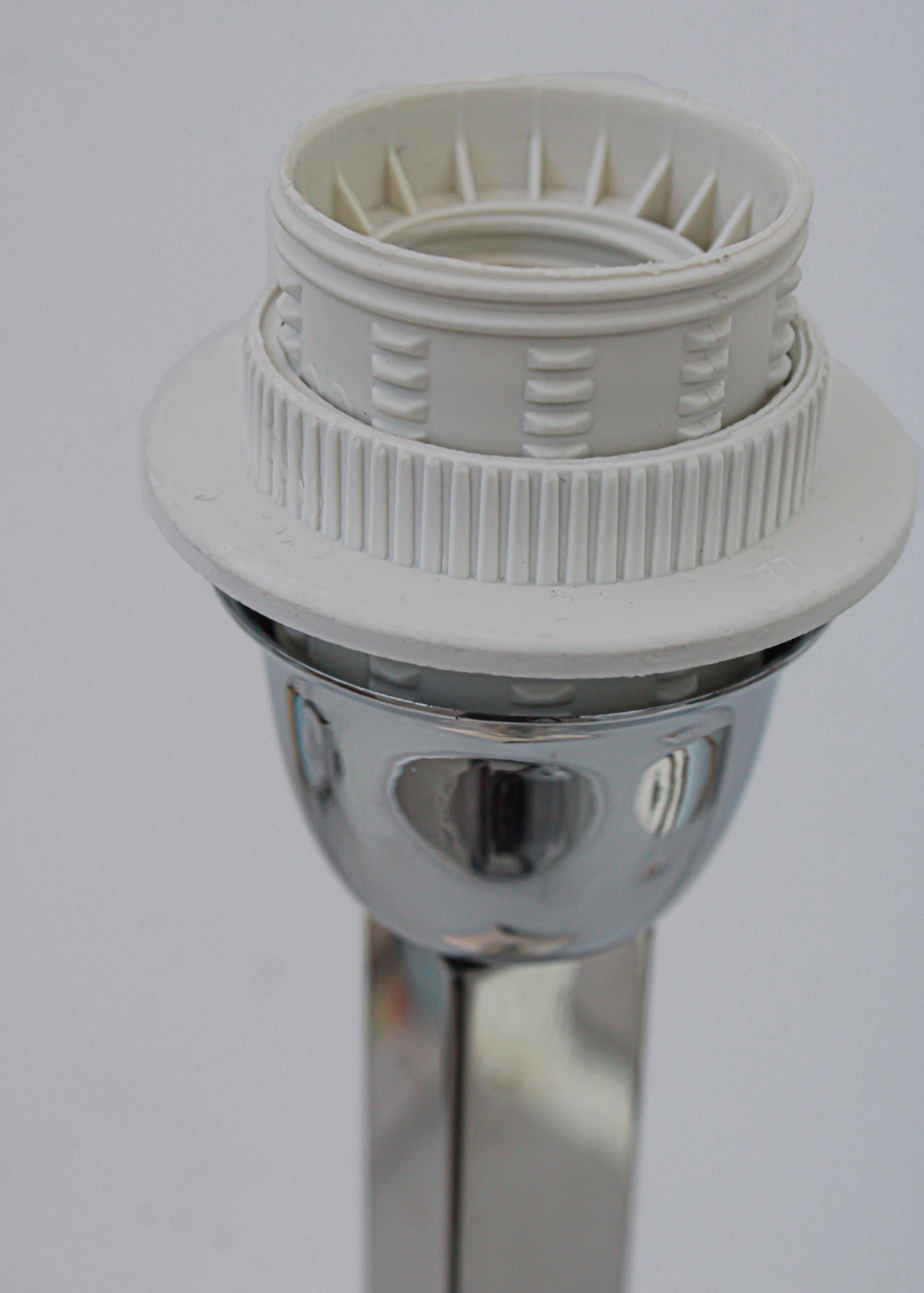 Peça de encaixe branco e cromado para móvel