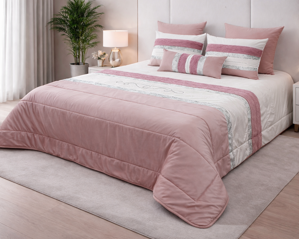 Conjunto de cama rosa, branco e cinzento com almofadas e edredão em quarto moderno